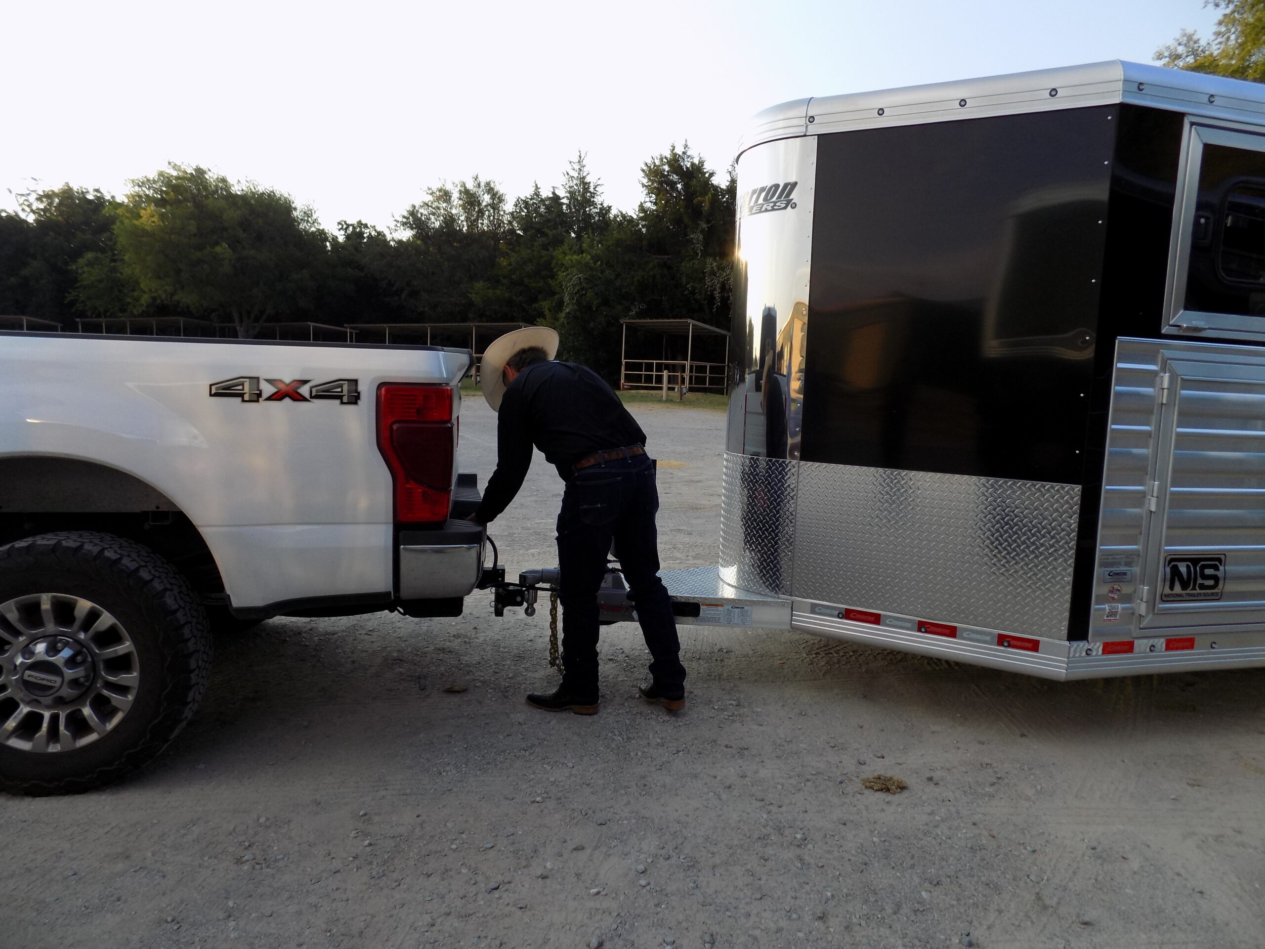 Read more about the article Trailer Safety Chain Tips for Arizona Drivers